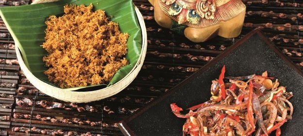 Шоколадный торт с орехами