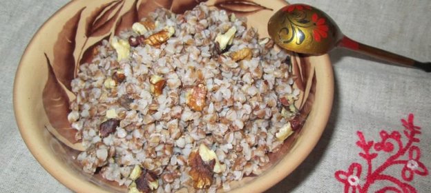 Гречневая каша с грецкими орехами.