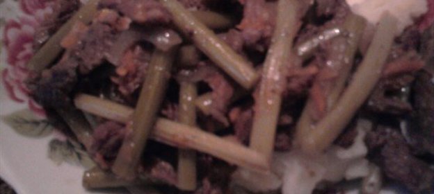 Говядина с чесночными стрелками