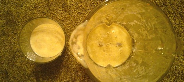 Зимний смузи из авокадо, банана и киви