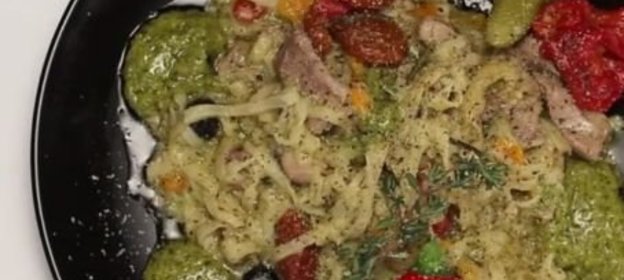 Бульон с овощами и кнелями