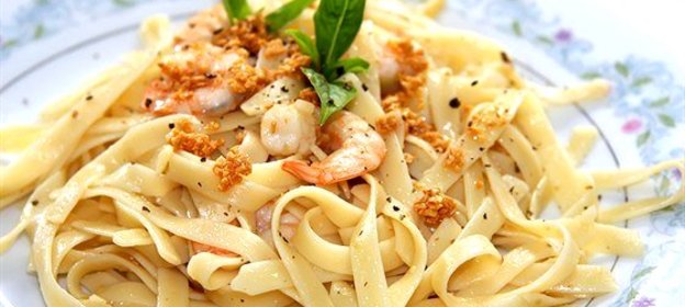 Паста лингвини с креветками и свежей зеленью