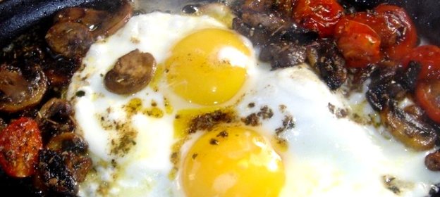 Яичница с шампиньонами и помидорами