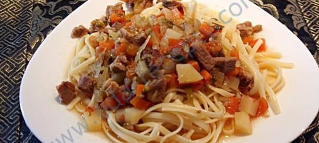 Густая лапша с мясоовощной подливкой