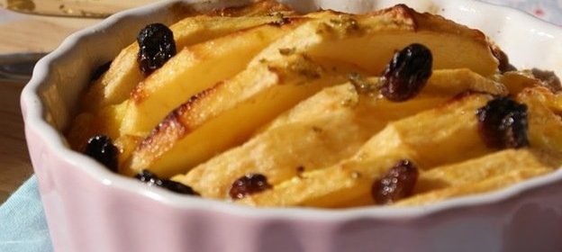Яблочная запеканка с изюмом