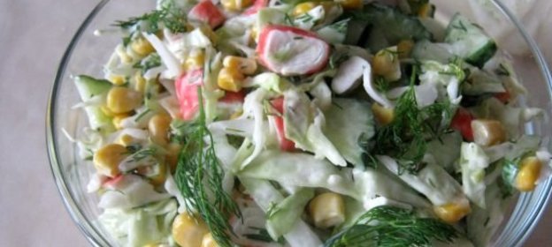 Витаминный салат с крабовыми палочками