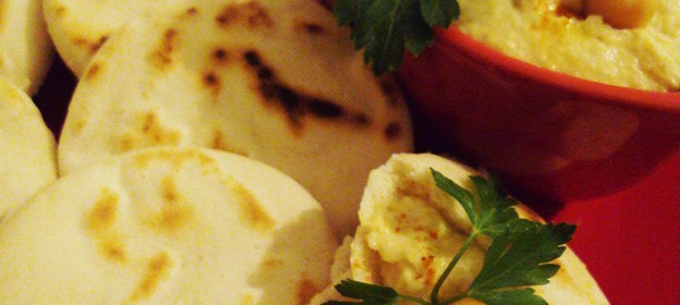 Хумус с батбут (миниатюрными марокканскими лепешками)