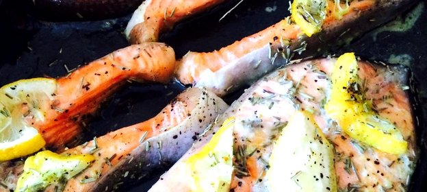 Жареный стейк форели в лимонном маринаде с розмарином