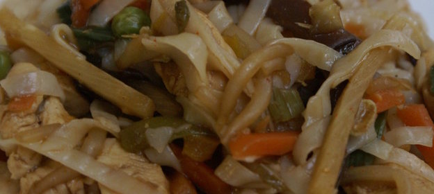 Рисовая лапша с овощами и курицей по-китайски