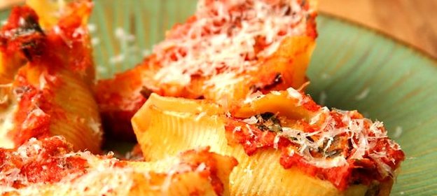 Паста, фаршированная колбасой и шпинатом