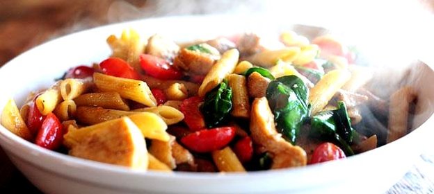 Паста с курицей, помидорами и шпинатом