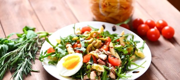 Холодный салат с макаронами и курицей