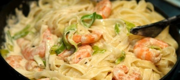 Паста со сметанно-сырным соусом и морепродуктами