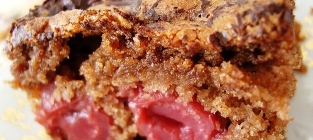 Пирог с вишней и шоколадом