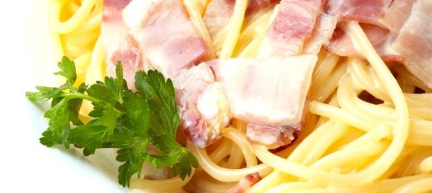 Спагетти с беконом и грибами