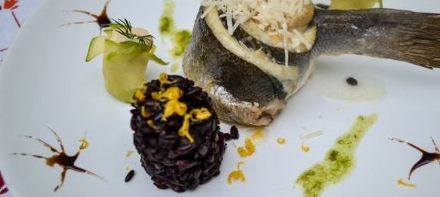 Салат из репчатого лука с зеленью и яйцами