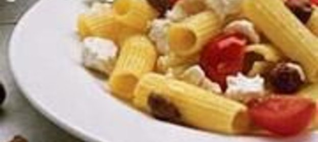Салат из пенне с брынзой