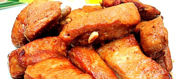 Свиные рёбрышки запеченные с чесноком