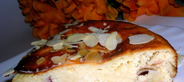 Запеканка творожная с персиками, клюквой и миндалем