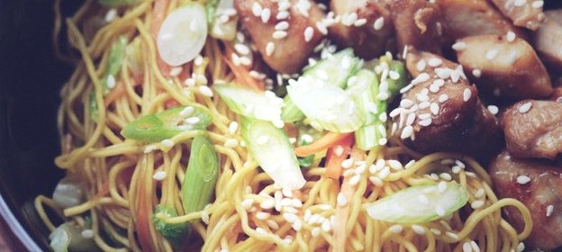 Яичная лапша с курицей и сладким перцем по‑азиатски