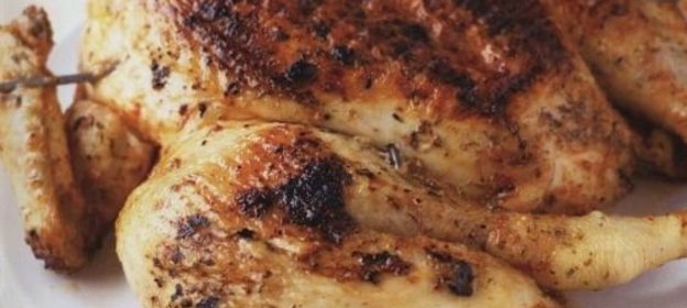 Жареная на гриле курица с лимоном, орегано (душицей) и паприкой