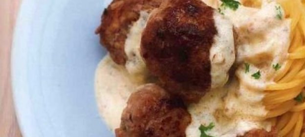 Тефтели с белым соусом и спагетти