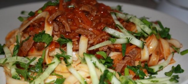 Лапша Удон с телятиной, овощами и томатным соусом