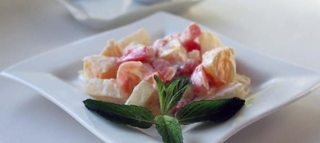 Фруктовый салат с помидорами и ананасом по-японски