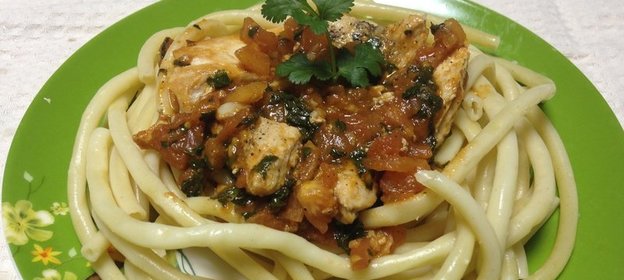 Спагетти с курицей в томатном соусе