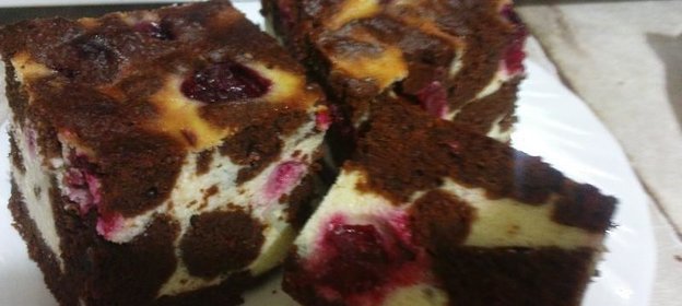 Шоколадный брауни с творогом и вишней