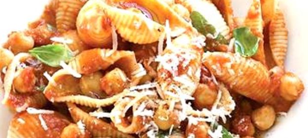 Паста с соусом из помидоров и гороха