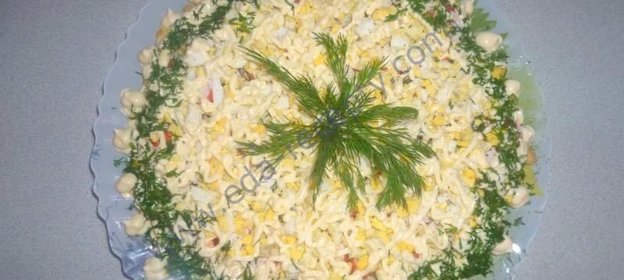 Салат с кукурузой и сухариками