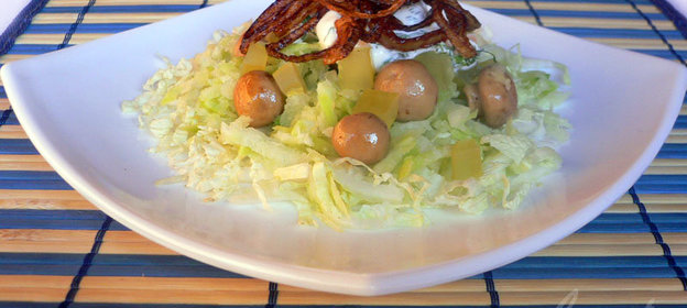 Салат с редькой под луковыми чипсами