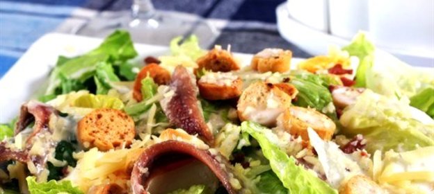 Салат «Цезарь» с курицей и анчоусами