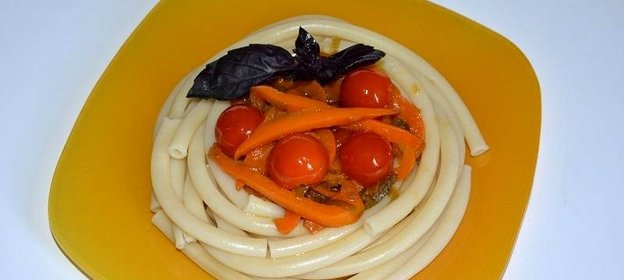 Макароны с овощами вок