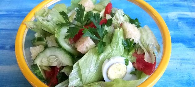 Салат с айсбергом и перепелиными яйцами