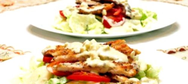 Куриный салат с сырным соусом