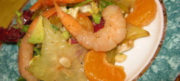 Салат с фруктами и креветками под клубничным соусом