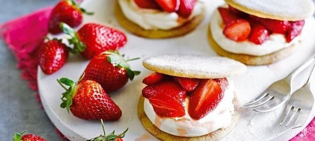 Печенье с клубникой и сливками