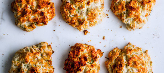 Печенье со сметаной и зеленым луком