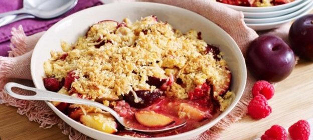 Скрэмбл со сливами и малиной