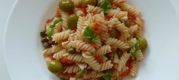 Паста с томатами, маслинами и каперсами