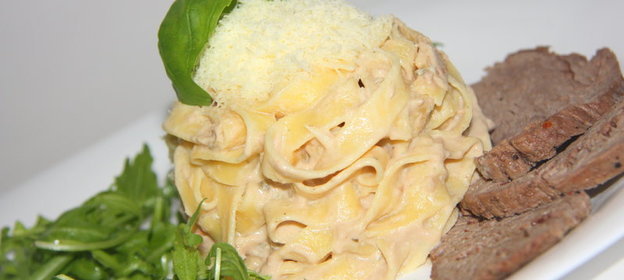 Паста Максимус с мраморной говядиной, рукколой и соусом из тунца