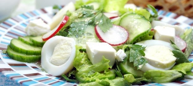 Салат с редисом, огурцом, сыром и яйцом «Тео»
