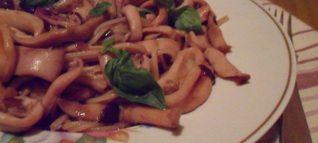 Спагетти с соусом из кальмаров