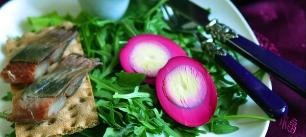 Яйцо в пряном свекольном маринаде