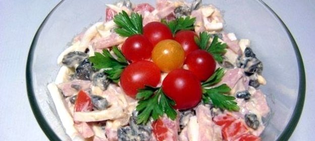 Салат с колбасой и грибами