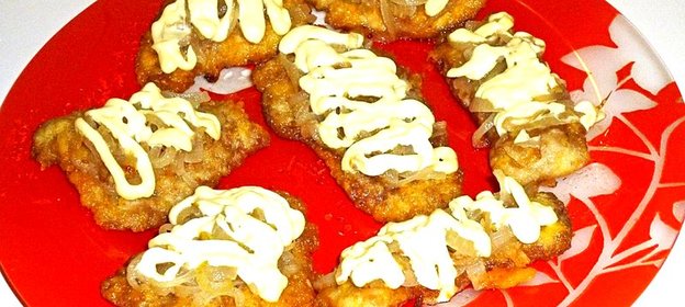 Свиные стейки под луком