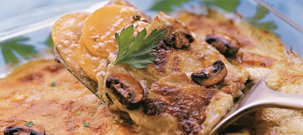 Запеканка из картофеля с грибами и сыром с голубой плесенью