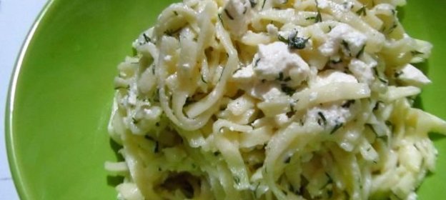 Лапша с брынзой и укропом